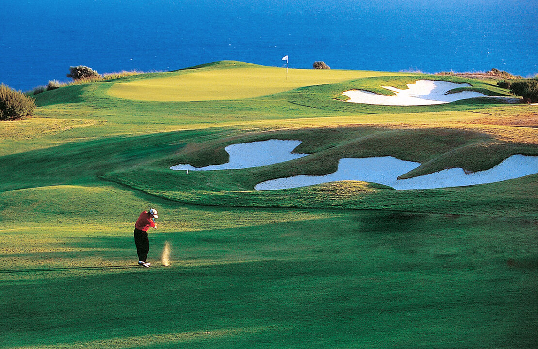 Viaggiatori su un campo da golf immerso nel verde