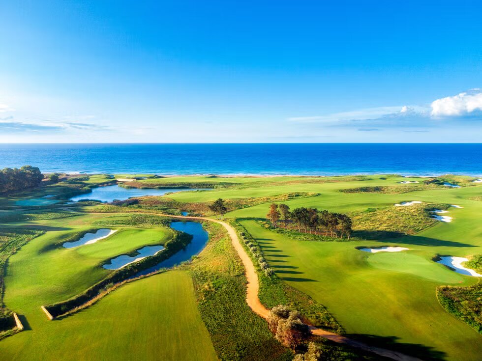 Campo da golf tropicale sul mare